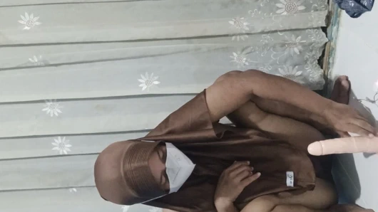 Tesettürlü üniversite öğrencisi yapay penis kullanarak mastürbasyon yapıyor