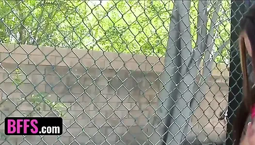 İki erkek arkadaş - azgın tenis koçu öğrencilerinin mini eteklerini kaldırıyor ve ıslak amcıklarını sahada sikiyor