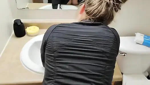 Partiden sonra azgın evli kadınla banyoda sinsi seks