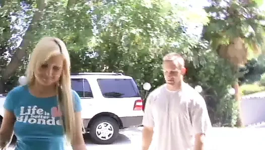 Kendra Devons çekinmeyen sarışın bir kadın amcığını alıyor