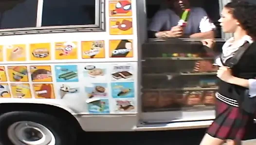 Sapık hatunlar sahne-3 büyük götlü ince esmer dondurma kamyonunda sert seks yapmaktan hoşlanıyor