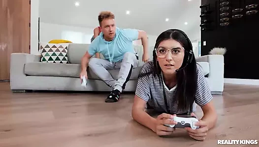 Oyuncu oda arkadaşının erkek arkadaşını sikiyor - reality kings