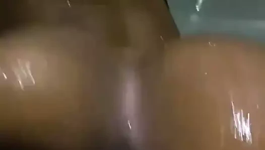 Novinha Mostrando o Cuzinho na banheira do Motel