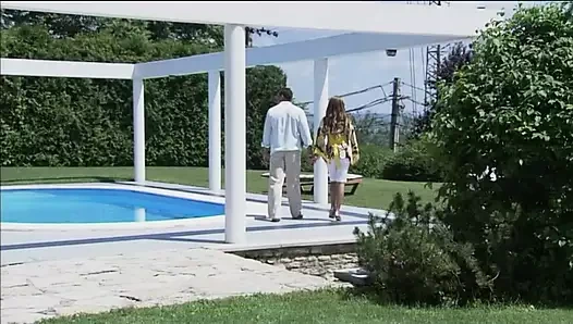 Seksi Tia Carrera memnun etmek için büyük göğüslerini elden çıkarıyor