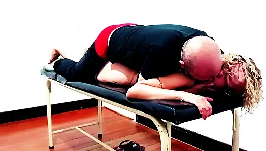 Klinikte muayene masasında sert seks.