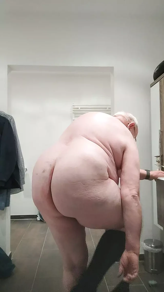 Новый клип в туалете