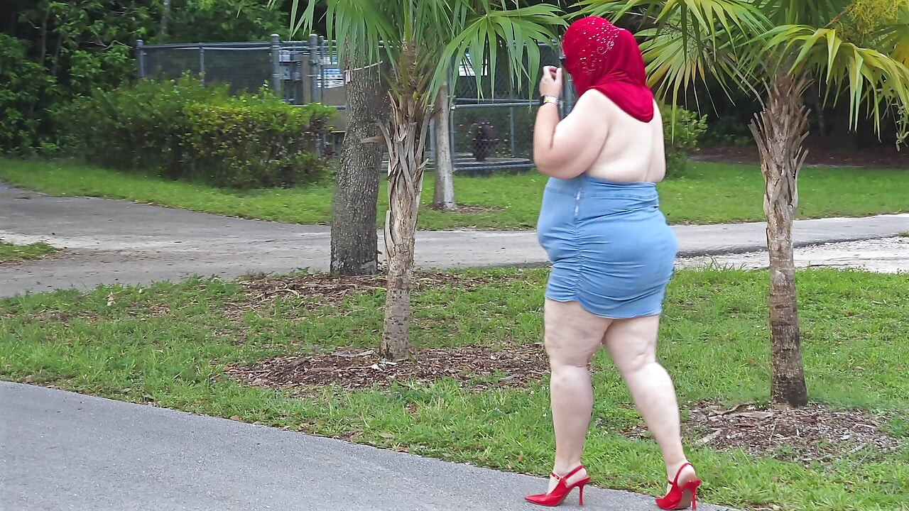 Mini elbiseli beyaz olgun büyük memeli orta yaşlı seksi kadın büyük sulu götünü gösteriyor ve amını teşhir ediyor - herkesin içinde işiyor - iri güzel kadın ssbbw göt