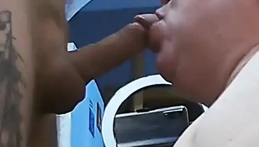 Sakso çektikten sonra ağzına boşalma