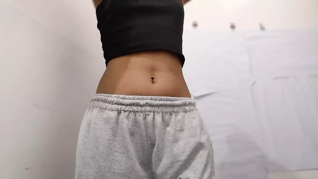 Худенькая латина скачет соло на огромном и стонет