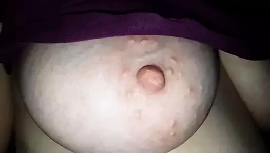 Caresses sensuelles sur ses seins moelleux