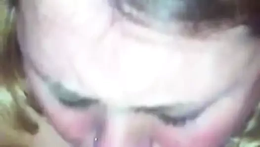 Amatuer iri güzel kadın maried sürtük yarak üzerinde sikişiyor