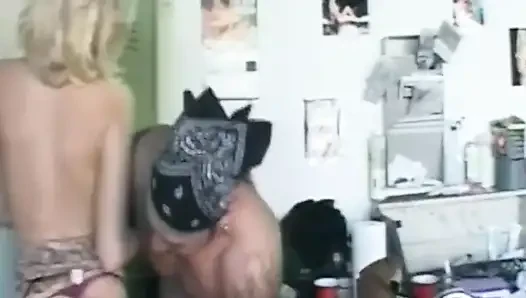 Olgun sarışın orta yaşlı seksi kadın dövmeli büyük zenci yarağı tarafından sikiliyor