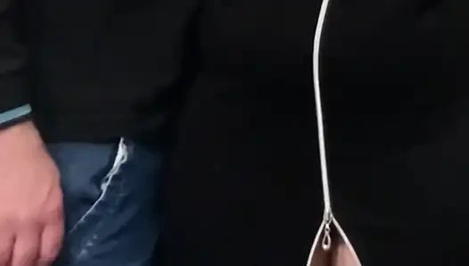 Garip sapık orta yaşlı seksi kadın herkesin içinde amını parmaklıyor