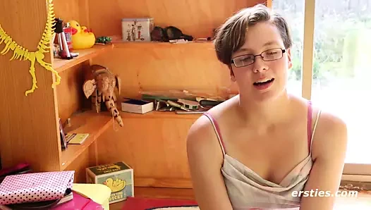 Utangaç kız soyunur ve kıllı çalısını ovuşturur