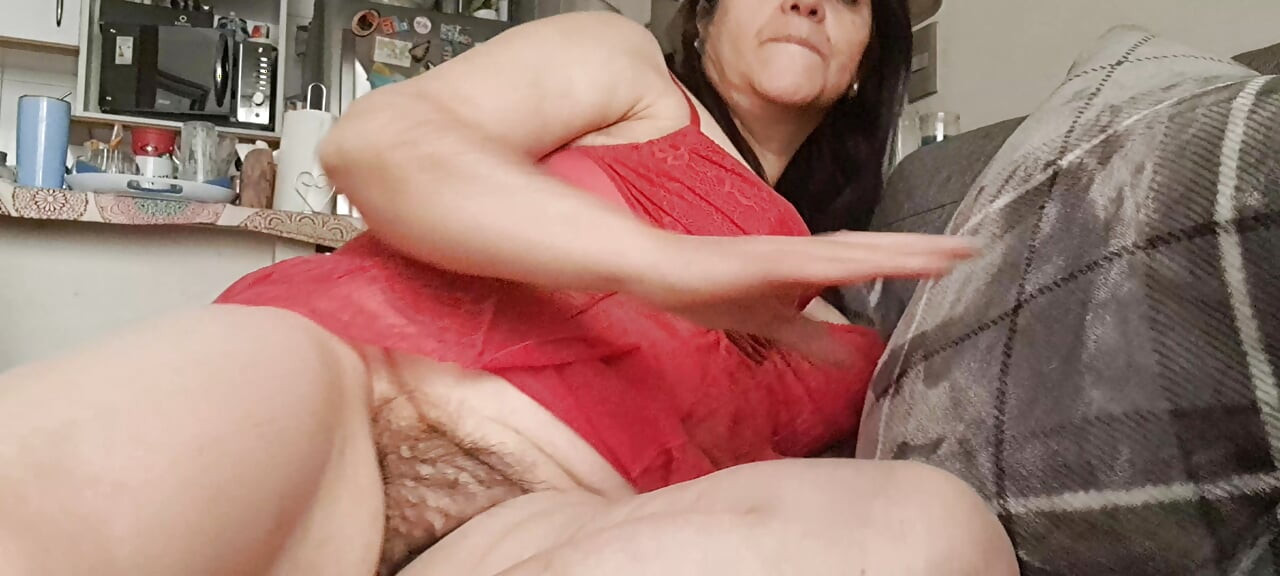 Üvey anne babydoll'da dinleniyor ve büyük kıllı amcığını gösteriyor