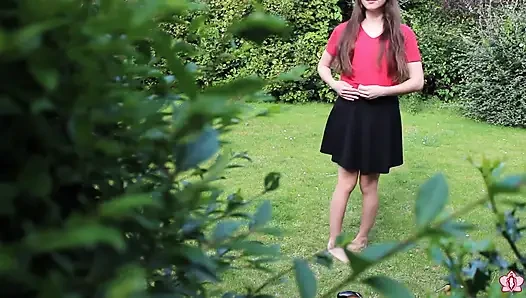 Köle Mila açık havada çürük sopalı poposuyla oynuyor