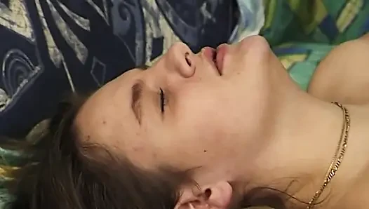 Olgun esmer kadın derinden parmaklanıyor ve sert sikiliyor