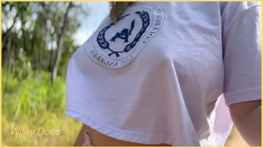 Evli kadın mükemmel göğüslerini teşhir etmeyi seviyor