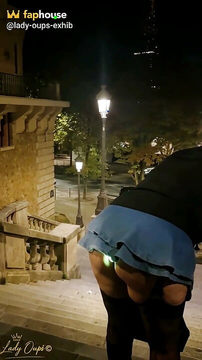 Paris'te Mikro Etekle Anal Tıkaçla Geziyorum Eyfel Kulesi'nin Önünde.