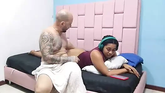 Oda arkadaşım müzik dinlerken büyük götüne hayran olmak için yanında oturuyorum