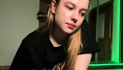 Konuşuyor ve amını parmaklıyor