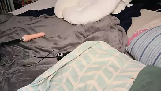 Seks makinesi orgazmı tamamlamak için beni sikikleri!