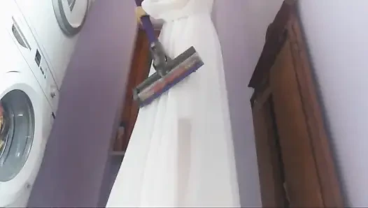 Chantal iyi bir ev hanımı ama bazen elektrikli süpürgeyle çok fazla kalıyor