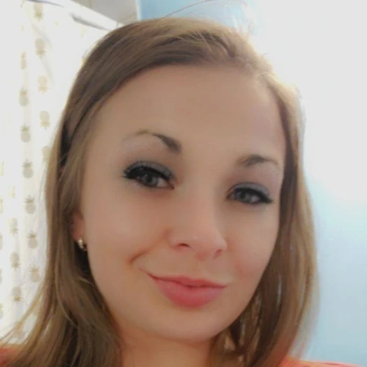 Açık havada bir parkta çok ıslak kız