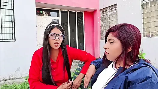 Büyük götlü arkadaşım ben izlerken yaşlı bir yabancıyla seks yapıyor.