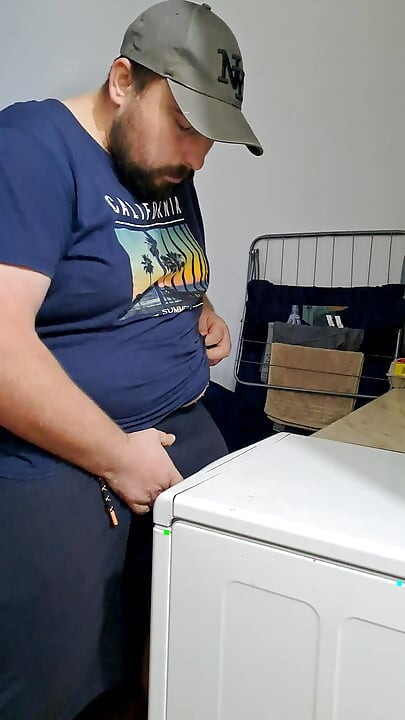 Seksi sakallı adam yarağını ovmak için bulaşık makinesi yapıyor