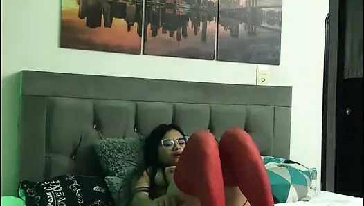 Ateşli latin kadın orgazm olana kadar dildolarla mastürbasyon yapıyor.