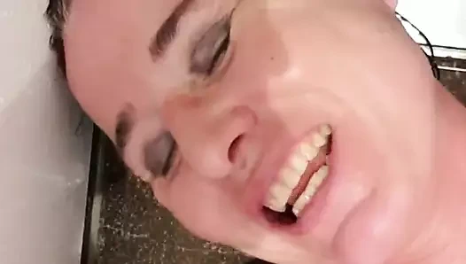 Yakın çekim orta yaşlı seksi kadın Julie fışkırtıyor