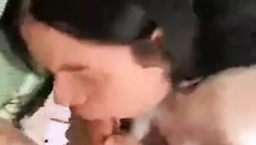 Peituda fazendo garganta profunda