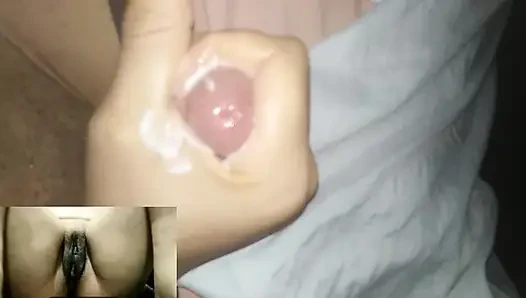 Kız görüntülü görüşmede orgazm olmak için mastürbasyon yapıyor