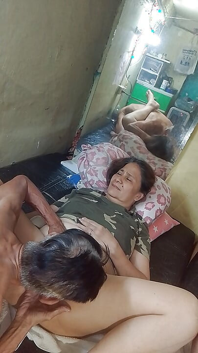 Onu tatmin etmek için yediğimde ıslak amına yaptıklarıma pişman olamaz