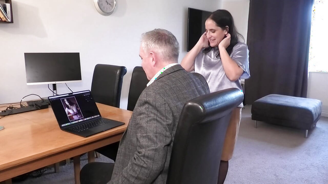Patron bilgisayarda porno bulduktan sonra çalışanla sikişiyor