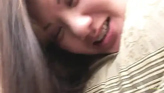 Asyalı bir genç kız cinsel organlarının iyice penetrasyonunun ardından yüzüne boşalıyor