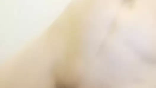 Yanıp sönen küçük göğüsler ve traş kedi