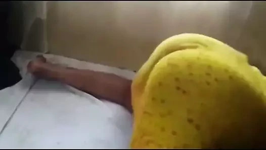 Yatakta twerk yapıyor