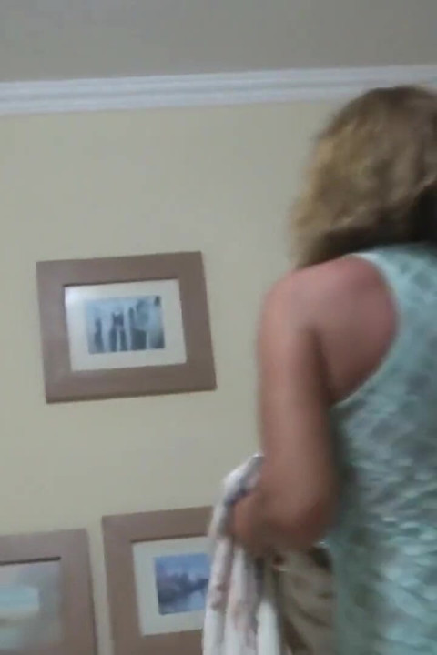 Karım plajda tatilde mastürbasyon yapıyor ve en iyi arkadaşımla sikişiyor