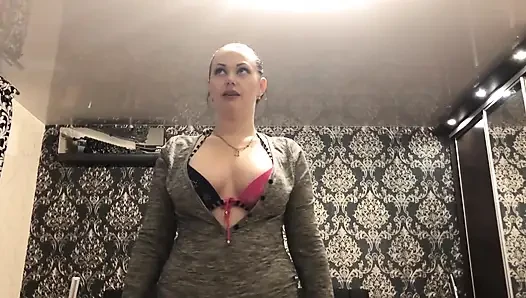 Güçlü egzersiz ve kaslara tapma! Seksi vücut kıyafeti içinde motivasyon ve hakimiyet!