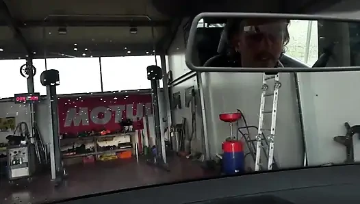 Büyük memeli dövmeli kız limuzinde mastürbasyon yapıyor