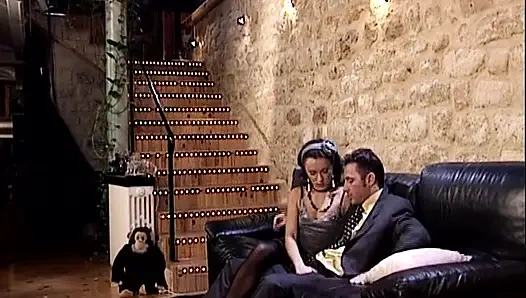 İnce Alman sürtükler ateşli anal seksten sonra döl içiyor