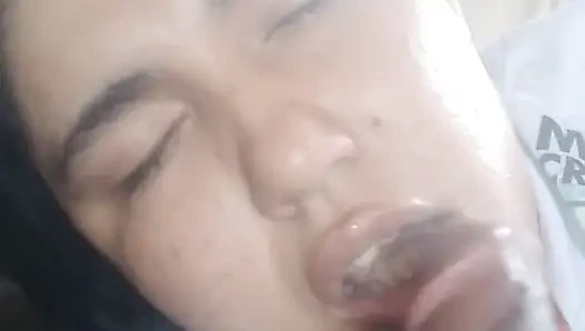 Üvey erkek kardeşimin yarağını emiyor