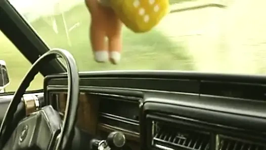 Çekici Alman sürtükler ateşli dörtlü sekste sikiliyor