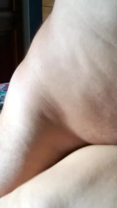 Yavru kediyi domalıyor