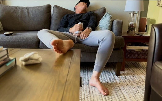 Çorapla mastürbasyon yapıyor