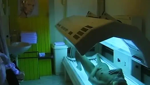 Bu sevimli Alman bebek mükemmel amcığıyla oynamayı bırakamıyor