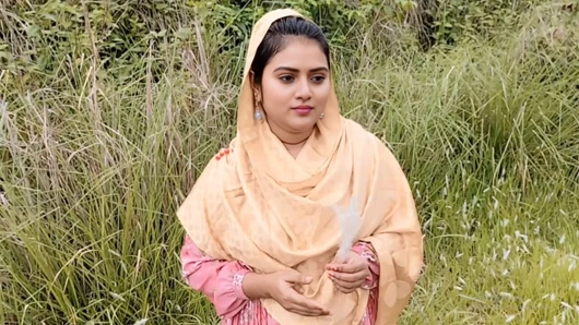Açık havada güzel Hintli bangla köyü yenge zar zor anal sikişiyor video. 01