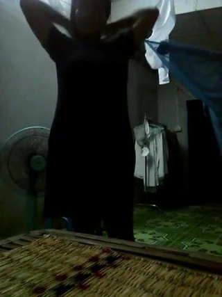 Tay kadınım giyiniyor